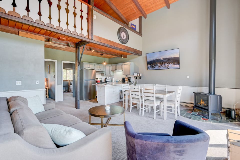 Couch coverts to king pullout! And comfortable! 