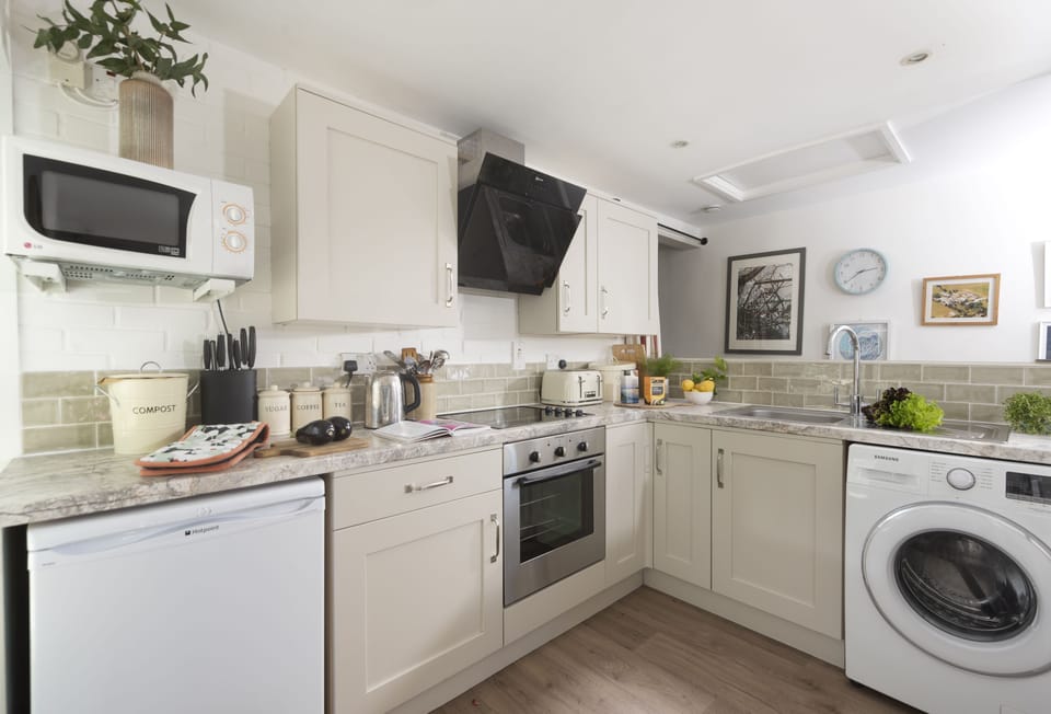 Roseland Cottage, Ground Floor: The well-equipped kitchen area