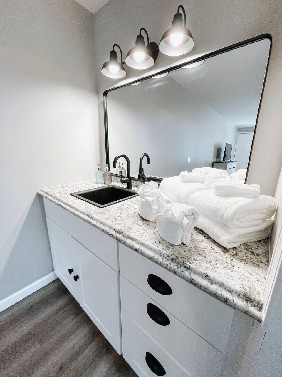 Sink, mirror, towel rack...the essentials for a stylish and functional bathroom! 