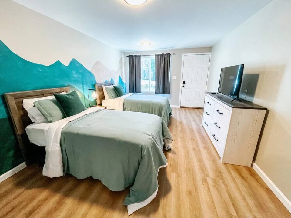 Mountain Dreams Await - Cozy Up in Our Stylish Twin Room!