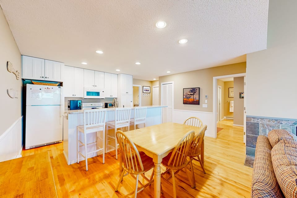 Waterfront condo near skiing with beach access, on-site golf & fireplace Apartment in Sleeping Bear Dunes