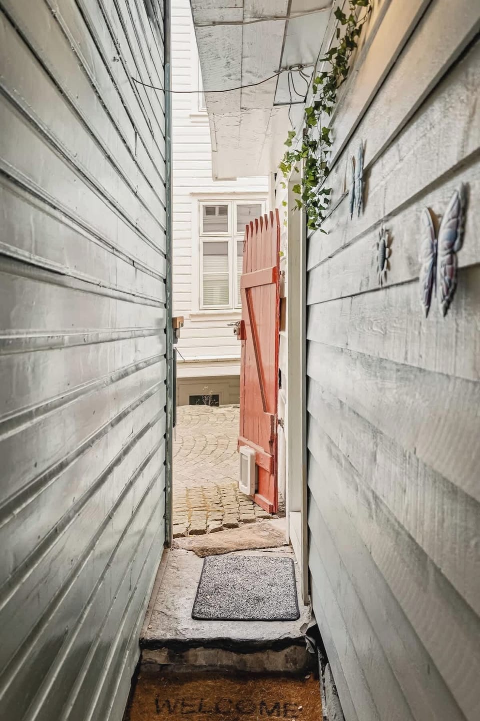 Direct access to one of Bergens oldest and most historical streets, Skivebakken. Dont belive me? Google it!