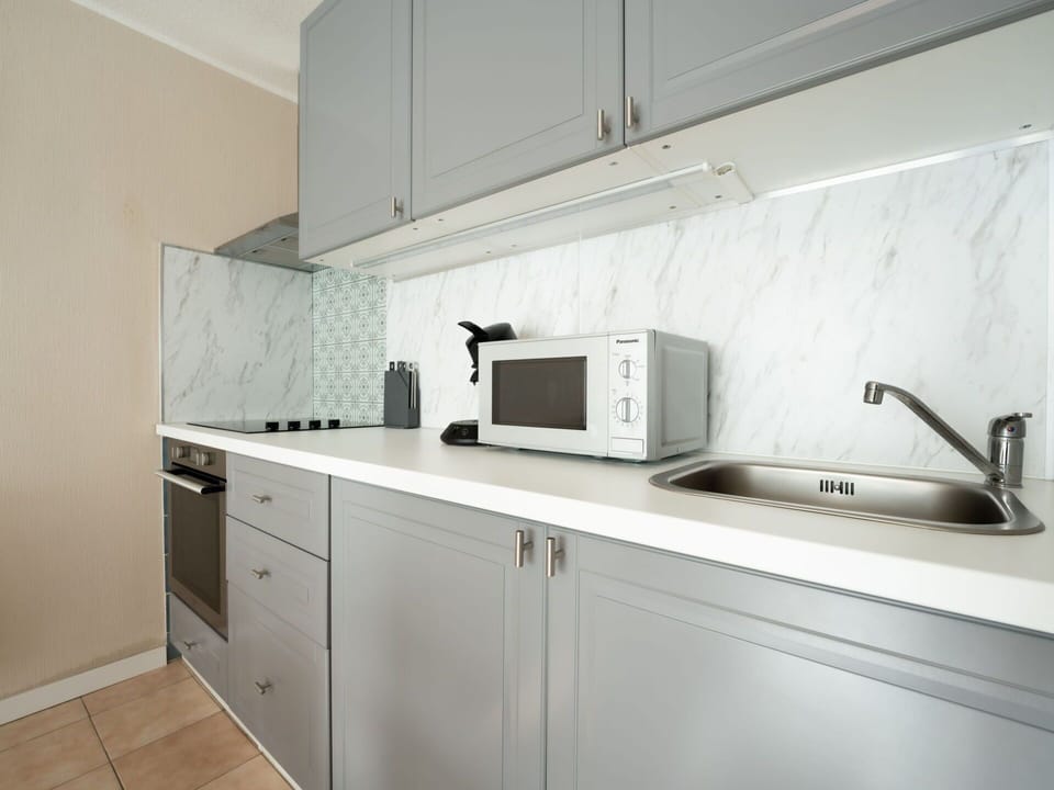 Cabinetry, Kitchen Sink, Property, Tap, Sink, Countertop, Building, Kitchen Stove, Kitchen Appliance, Kitchen
