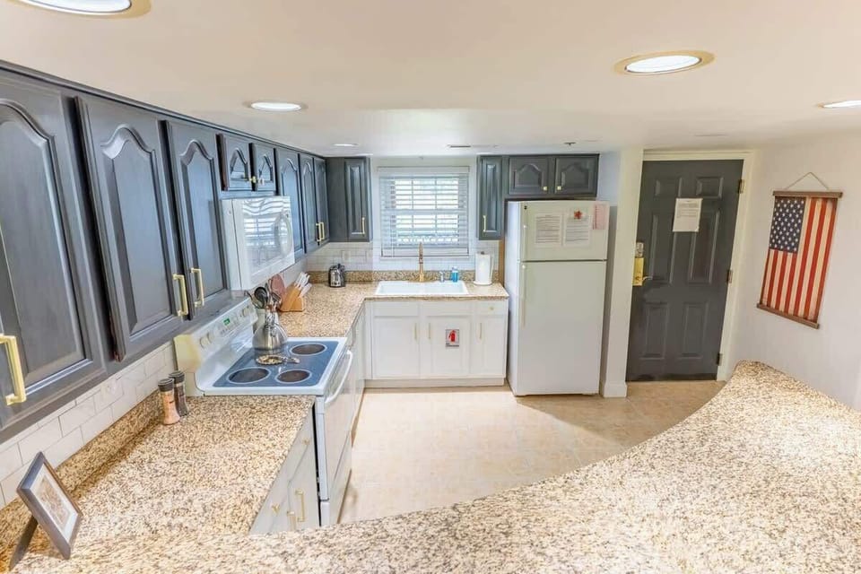 Whip up culinary delights in this modern space with stylish granite and cheerful lighting!