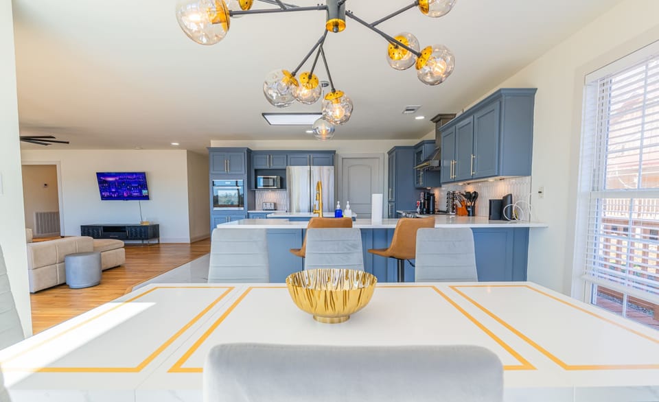 Gather around! This bright and open dining area, flowing seamlessly into the modern kitchen, is perfect for sharing meals and making memories with loved ones. Book your stay and enjoy the heart of the home! 🍽️

