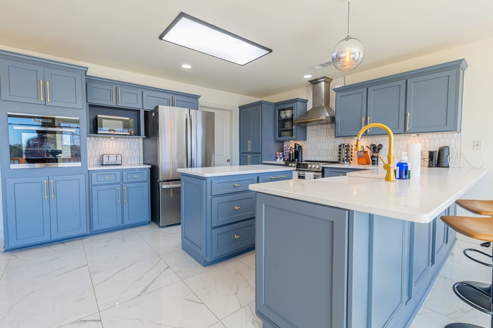 Cook up a storm in the well-equipped kitchen and enjoy your creations in the adjacent dining area. This space blends functionality with modern style for a truly enjoyable stay. Ready to book? 🍳


