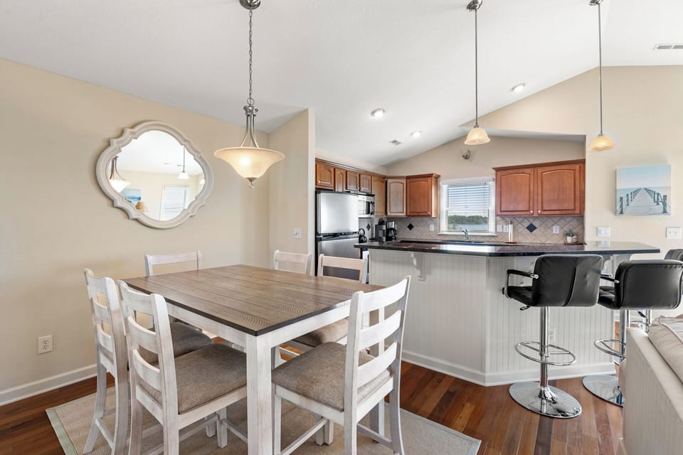 CLP112D: Bay Dream Believer | Top Level Dining Area