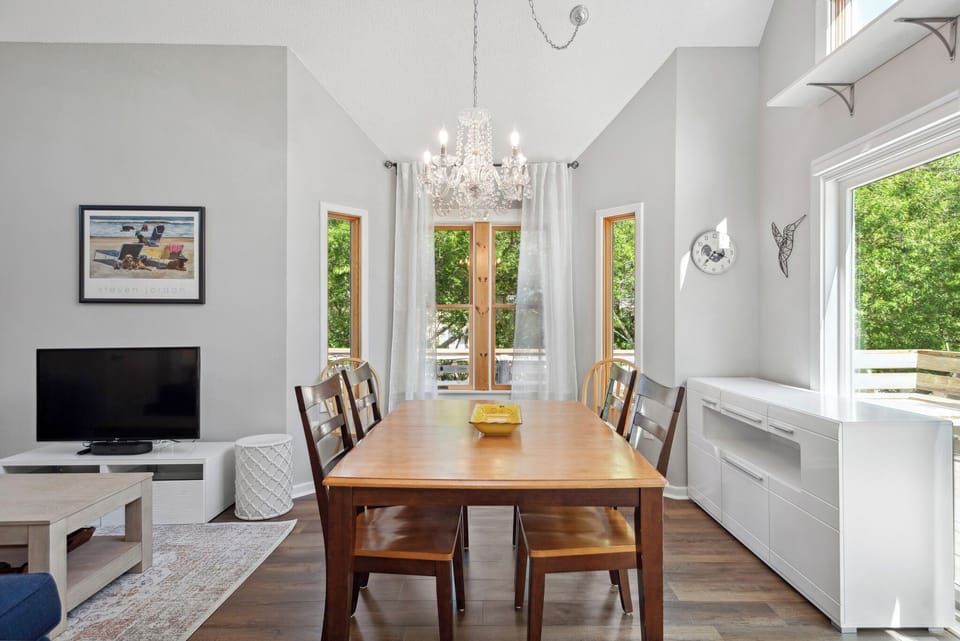 DU303: Aurora | Mid Level Dining Area