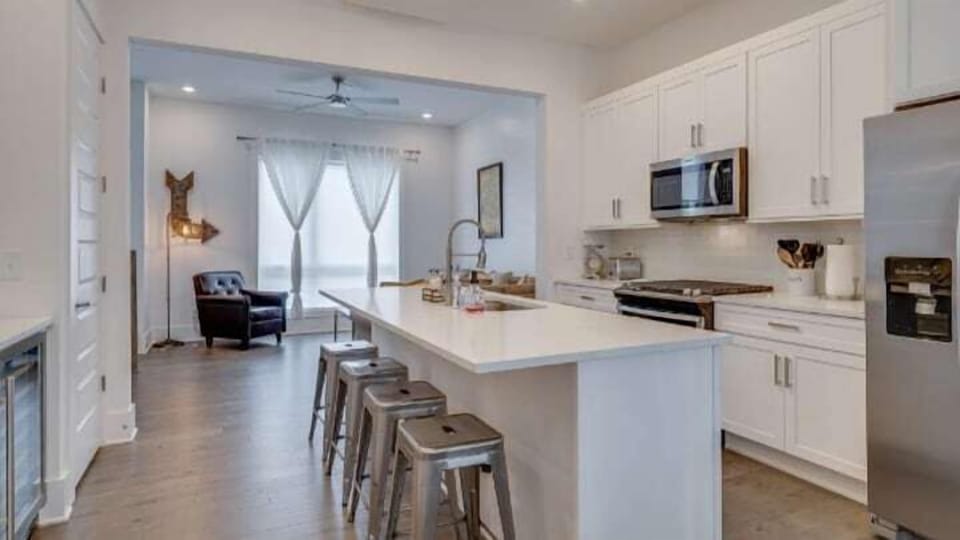 Full kitchen & breakfast bar