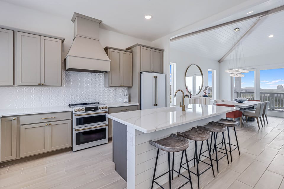 Kitchen - Countertop Seating for 4 - Third Floor