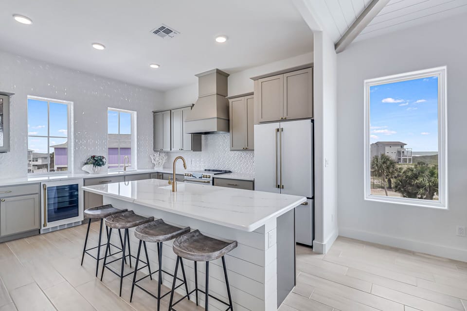 Kitchen - Countertop Seating for 4 - Third Floor