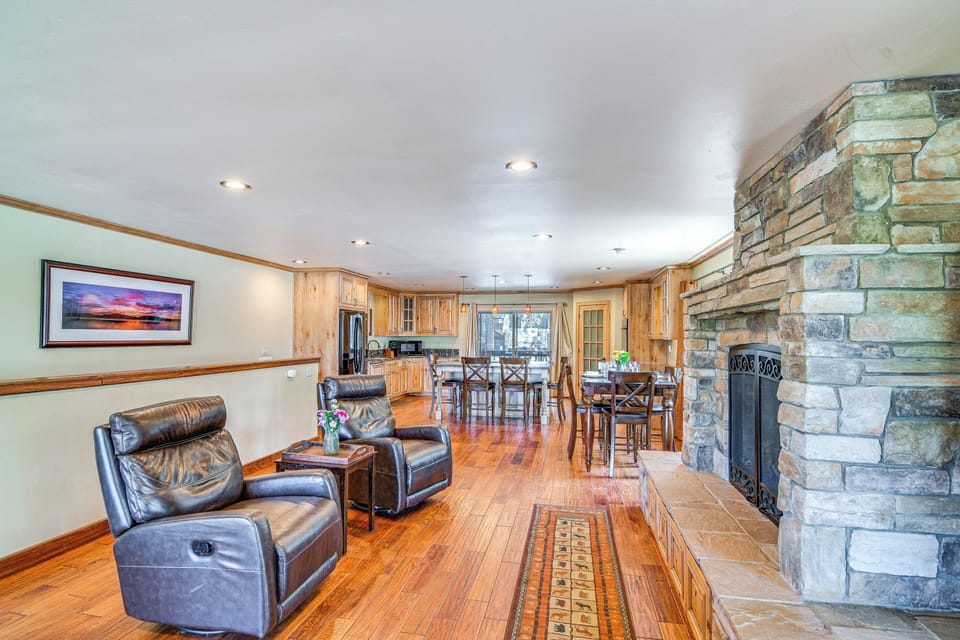 Living Room | Main Level | Free WiFi | Smart TV