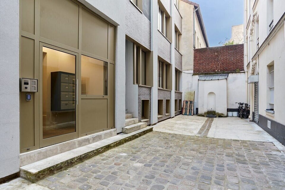 immeuble dans une cour calme