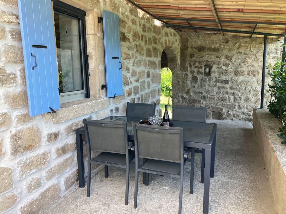 La terrasse privee de Les Cigales á Mas de la Giralde