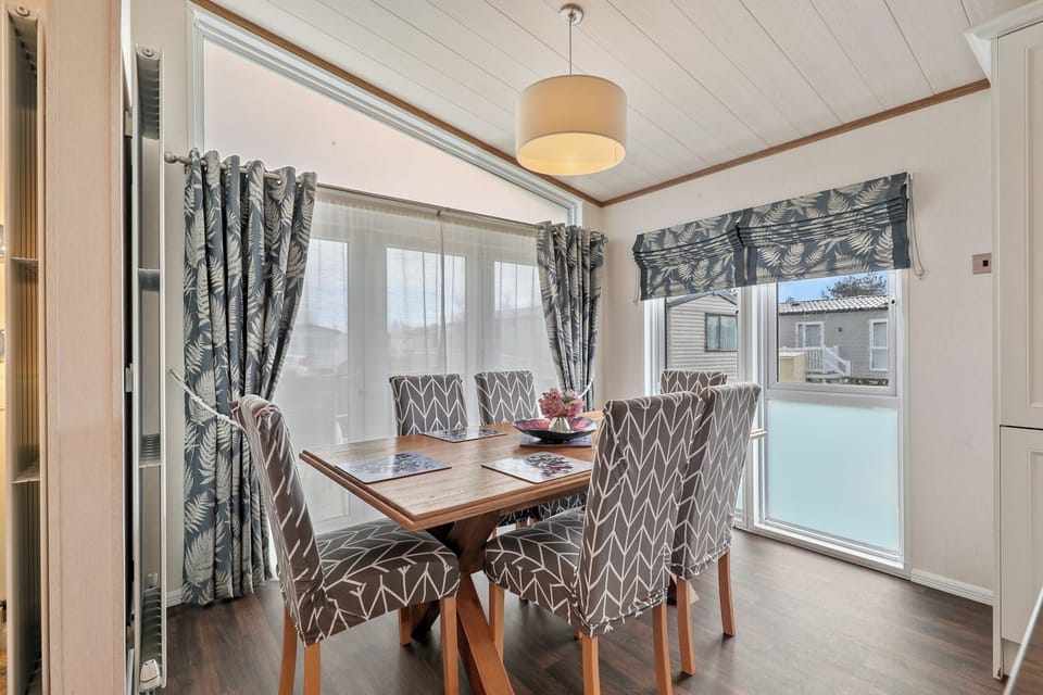 Luxury Lodge, Close to the Beach