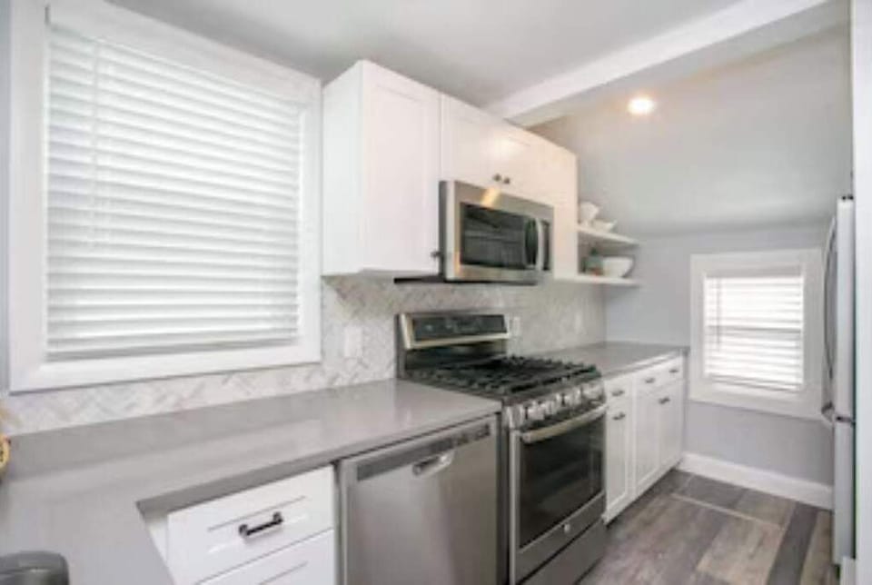 Kitchen stove / oven / microwave
