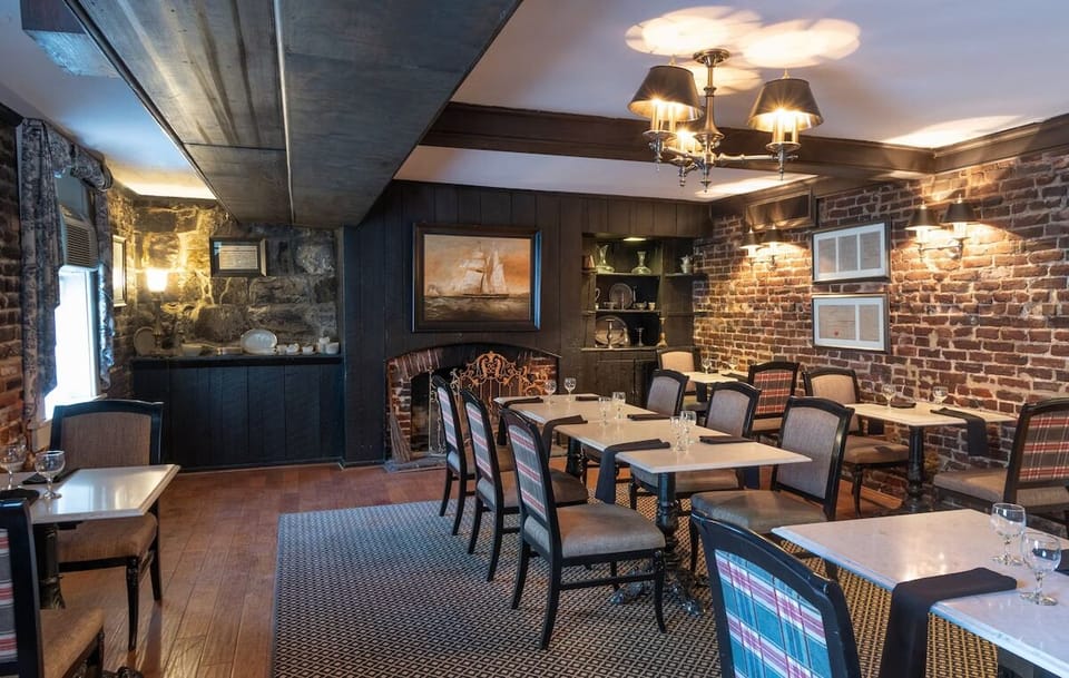Onsite bar (Wed & Thu: 5 PM - 12 AM, Fri & Sat: 5 PM - 2 AM, Sun - Tue CLOSED)
