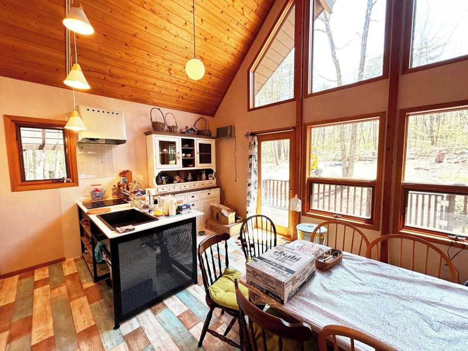 ・[Dining kitchen] Large windows let in bright light