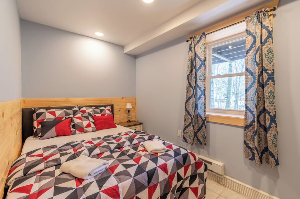 Bedroom 7 Double Bed (First Floor)