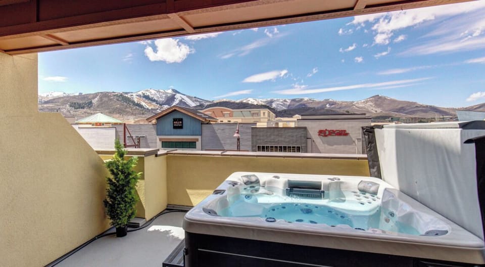 Private hot tub