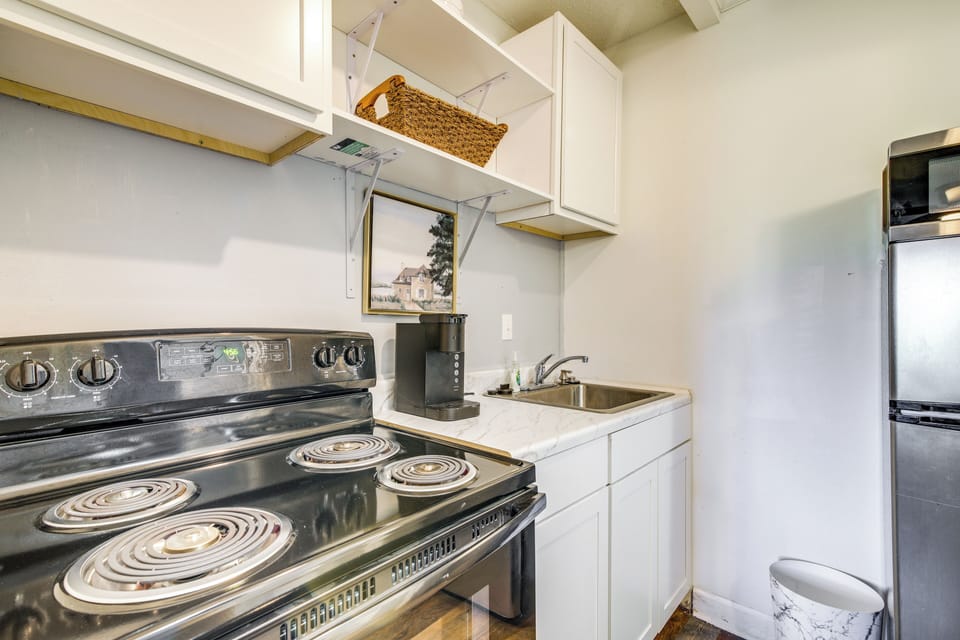 Studio | Kitchenette | Dishware & Flatware