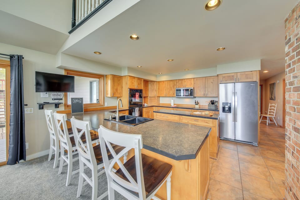 Kitchen | 1st Floor | Smart TV w/ Cable | Keurig & Drip Coffee Makers