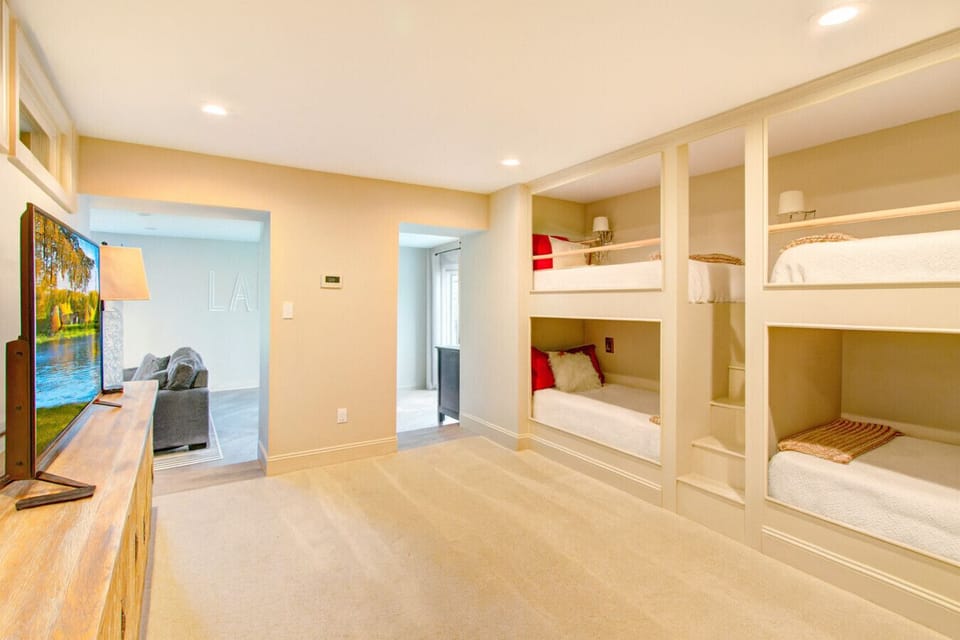 Bunk Room - 4 Single Beds - Amazon Fire Stick Smart TV