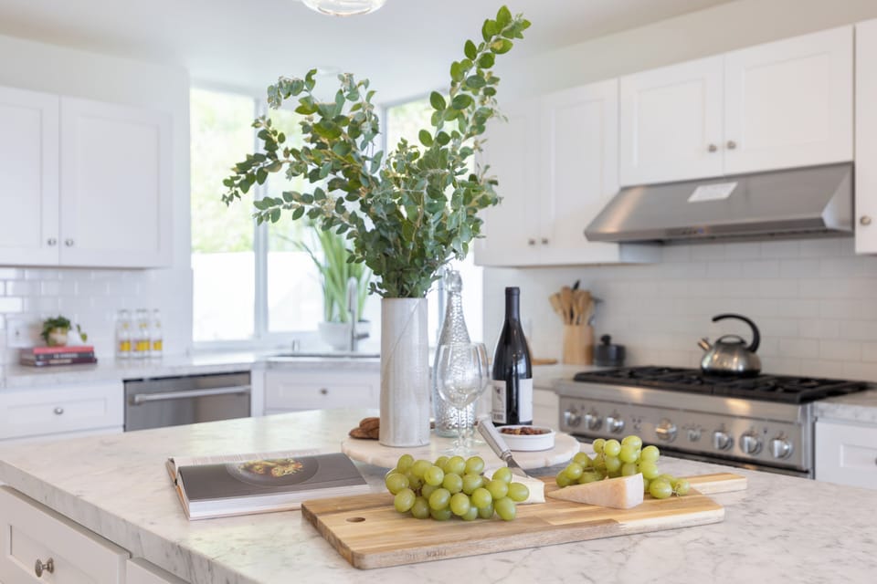 Marble countertops in the fully equipped kitchen.