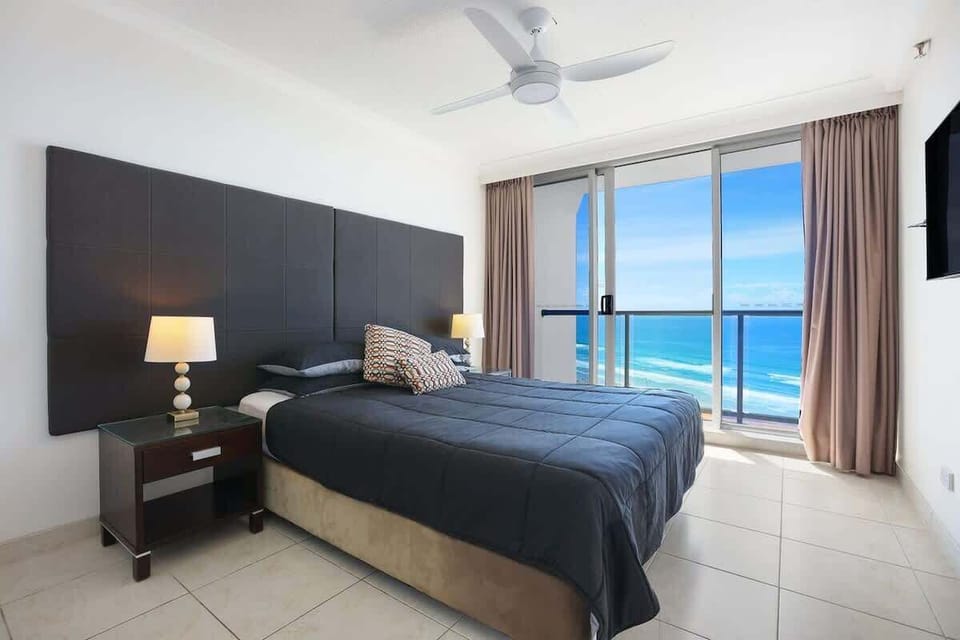 Bedroom 1 - Queen Bed