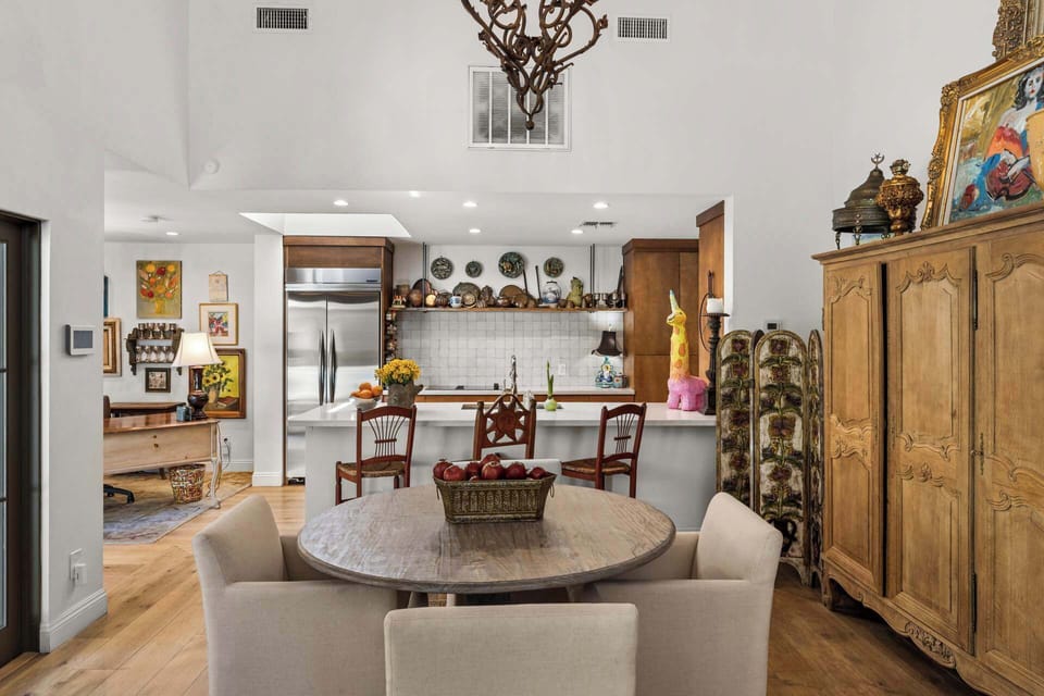 The cozy dining table next to the breakfast bar.