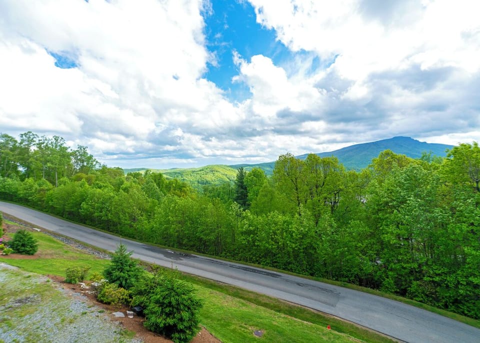 Deck Area--- Grandfather Mountain View