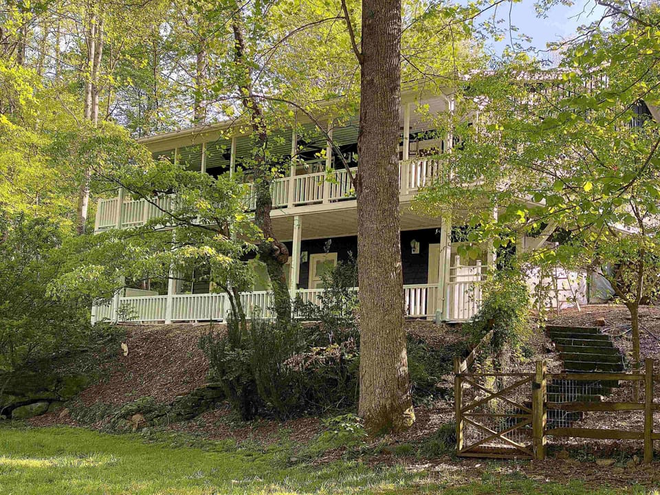 River Sound_Accommodate up to 8 guests. Enchanted Mountain Retre