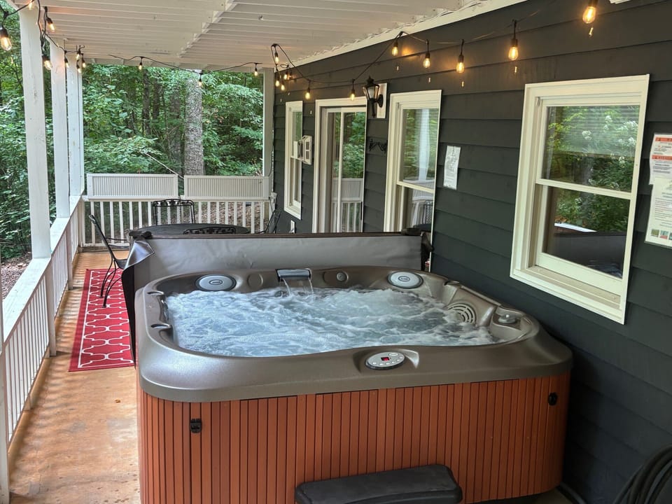 River Sound_Hot Tub_Enchanted MountainRetreats
