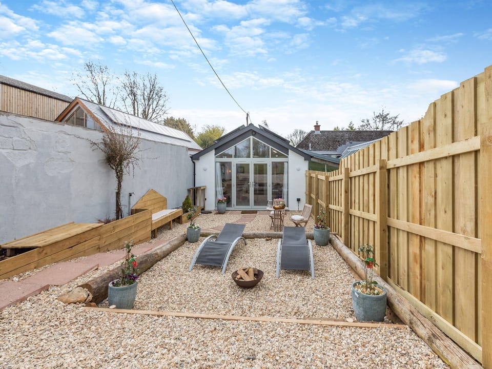 Sitting-out-area | The Byre - Cleve Farm Retreats, Churchstanton, near Taunton