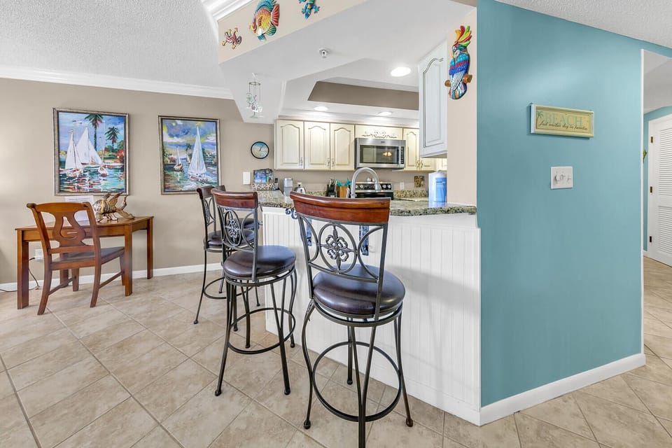 Eat-in bar seating