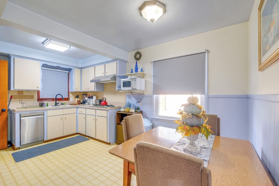 Dining Area | Central Air Conditioning/Heat | Free WiFi | Workstation