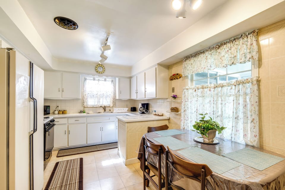 Kitchen | 2 Workstations | Free WiFi | Central Air Conditioning/Heat