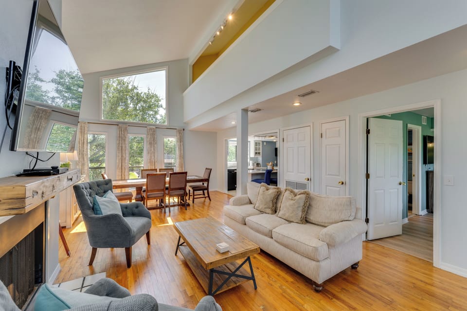 Living Room | 2nd Floor | Smart TV | Free WiFi | Fireplace