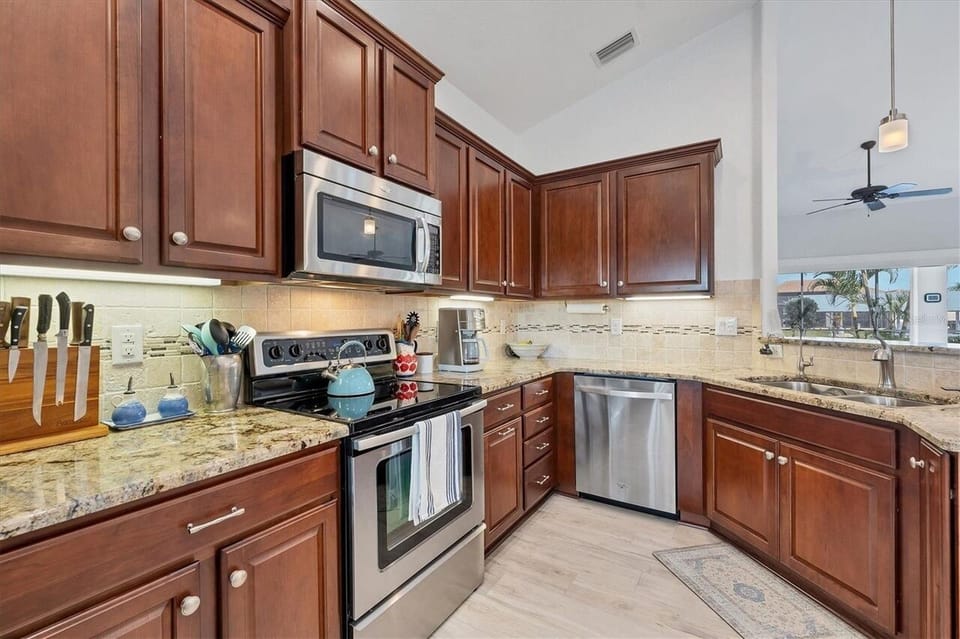 Fully furnished kitchen. 