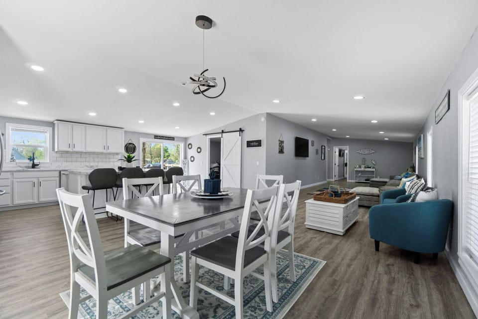Dining room table seats 6