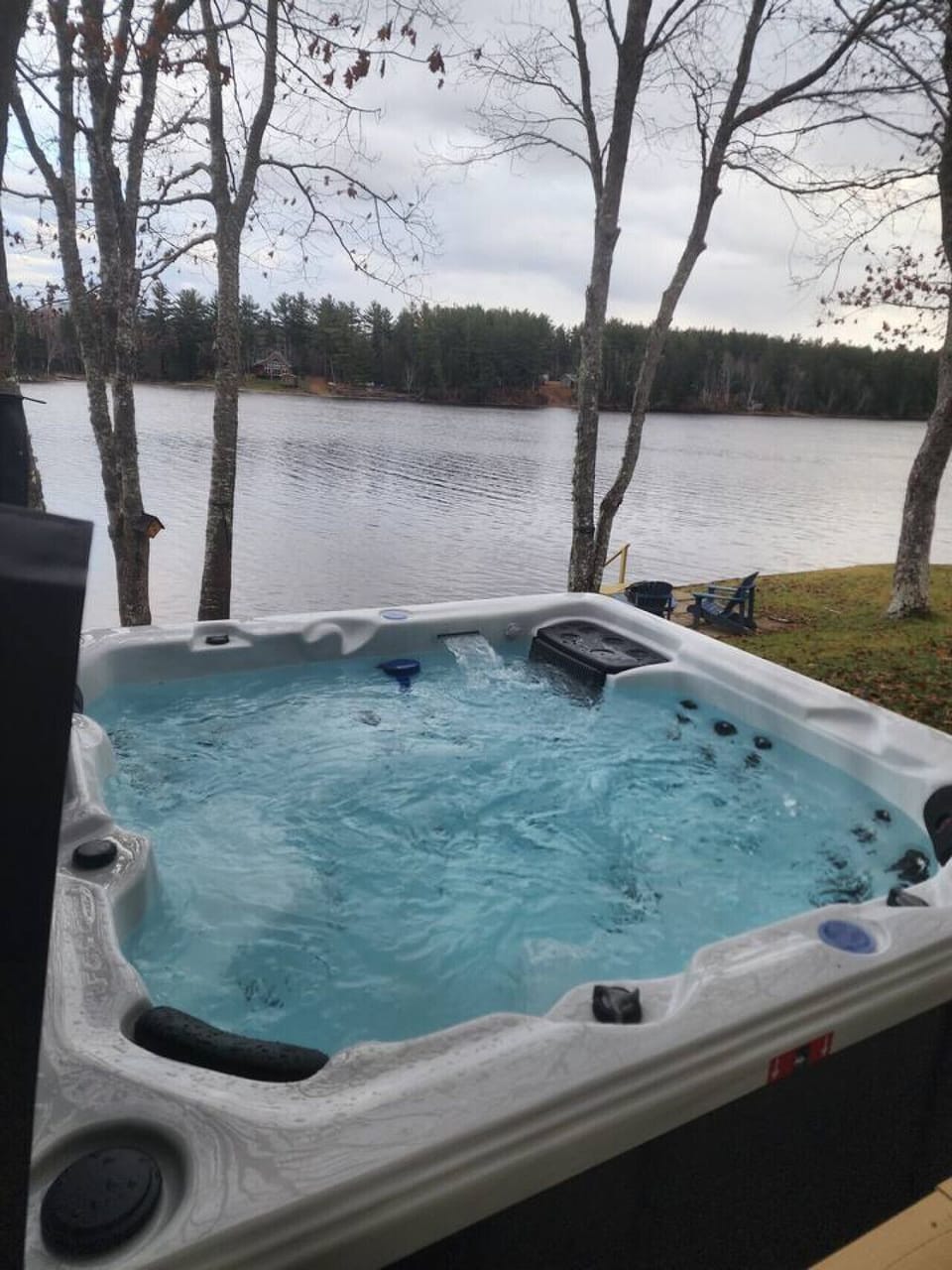 Hot Tub overlooking lake