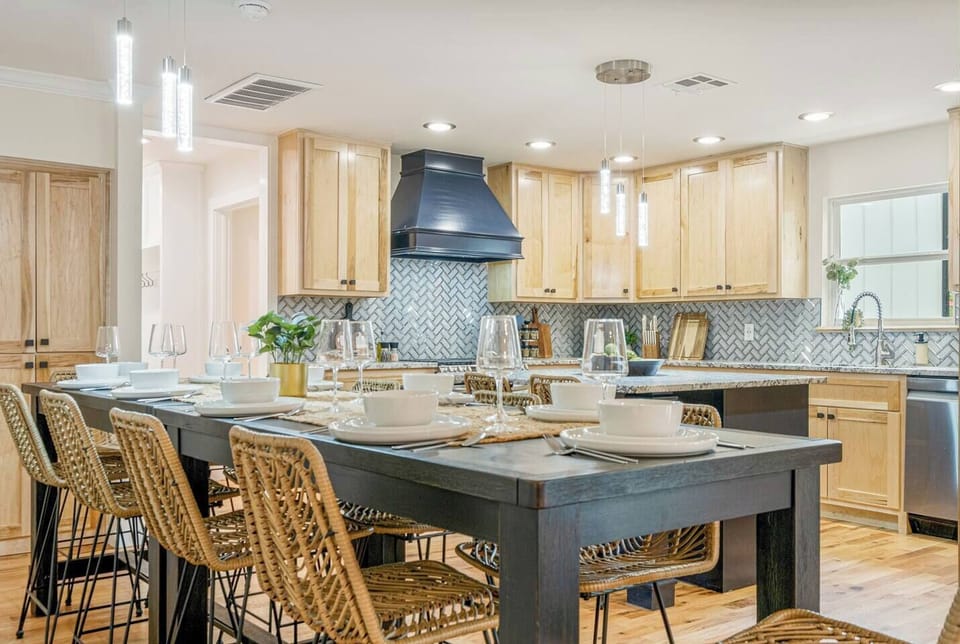 Dining area - seating for 10 at dining table. 2 more seats at kitchen island. 