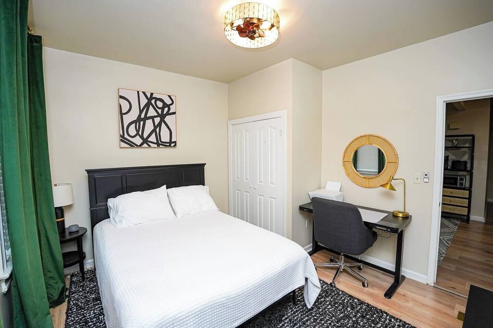 Bedroom 1 - Queen Bed