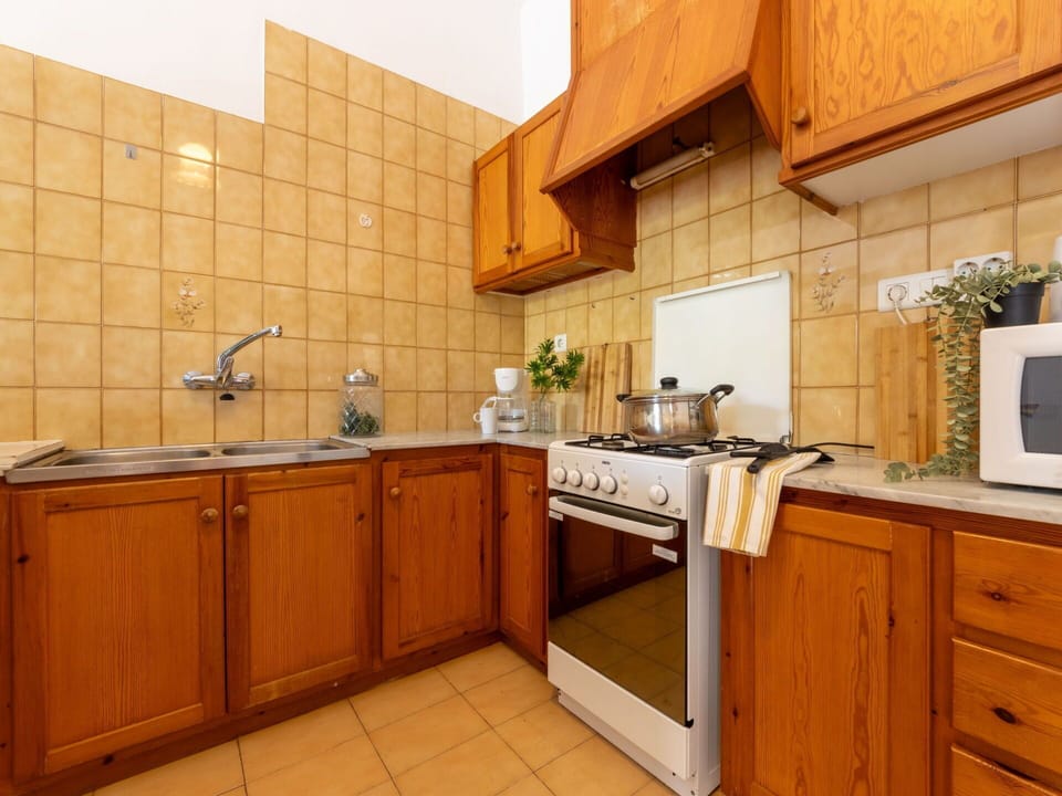 Kitchen, Kitchen Appliance, Major Appliance, Countertop, Cabinetry, Wood, Flooring, Interior Design, Floor, Furniture