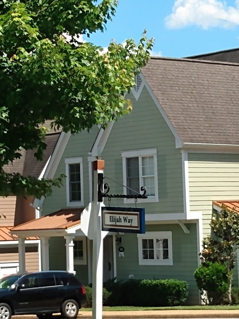 3 bedroom unit  with two queen in  LR 