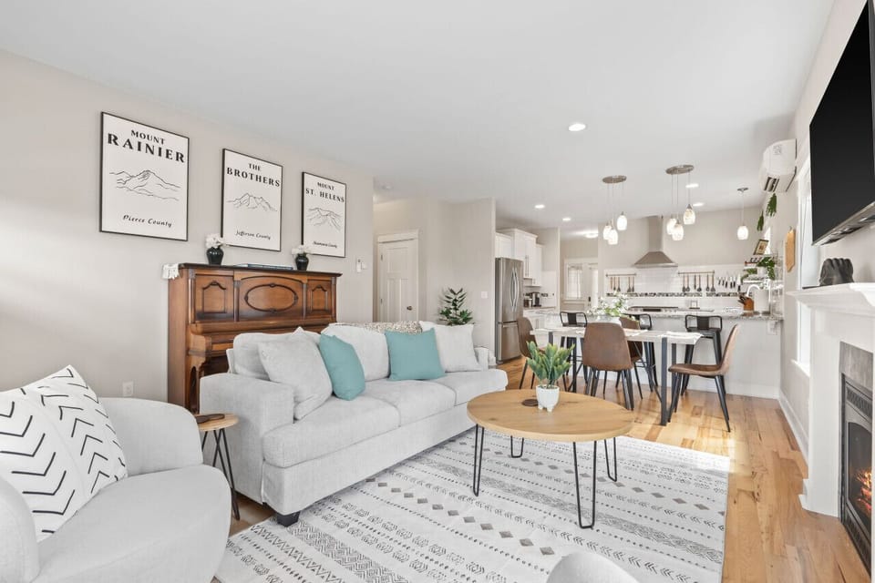 Perfect open area for entertaining!