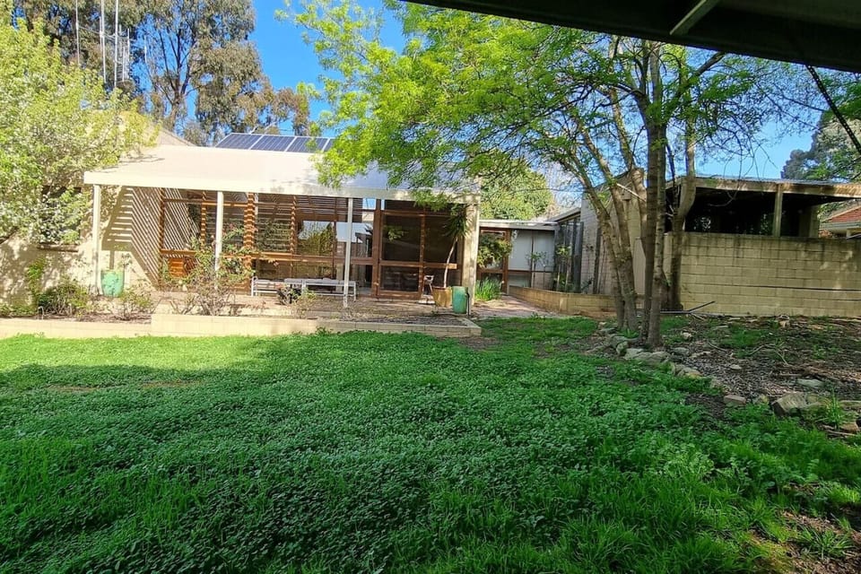 Private full fence backyard - carport parks 4 cars - motorised Gates.