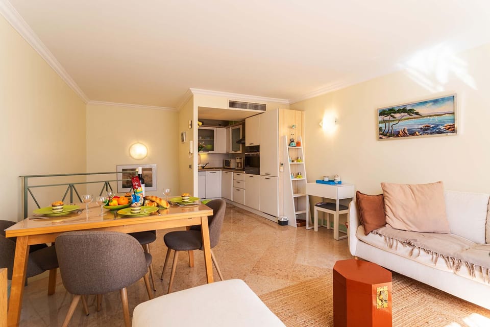 Bright space with a fully equipped open kitchen, cozy dining area, and living corner. Perfect for cooking and sharing warm moments.