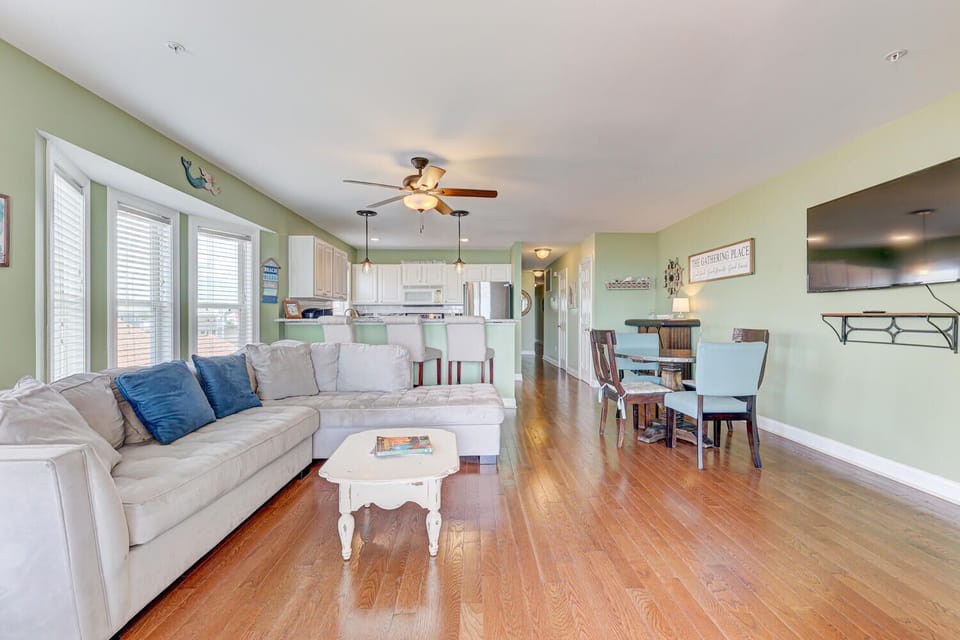 Writers Cove-Living Room