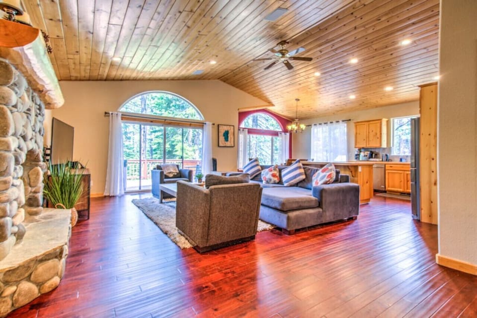 Comfy living room with Smart TV & gas fireplace